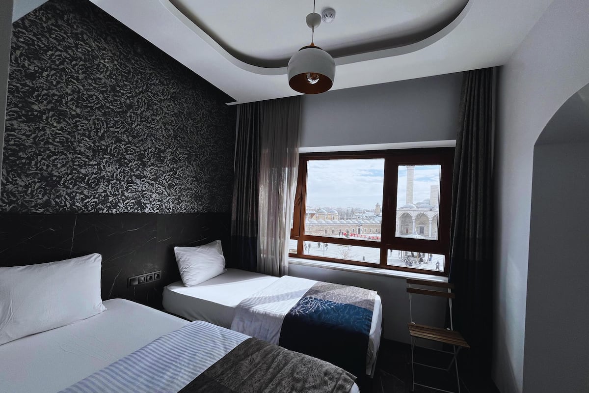 Firemannsrom – deluxe, byutsikt | Lydisolert, wi-fi (inkludert) og sengetøy