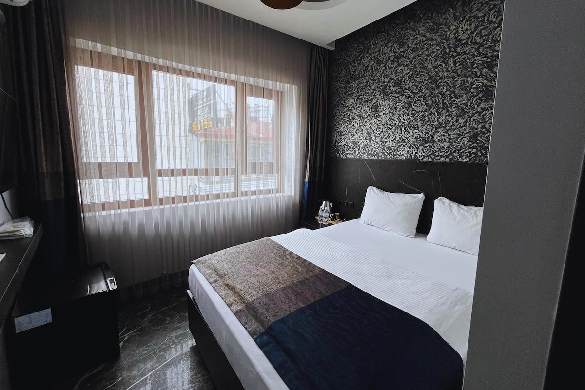 Classic Double Room | Soundproofing, free WiFi, bed sheets