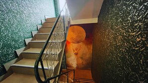 Una escalera con barandilla de metal que lleva a una plataforma.
