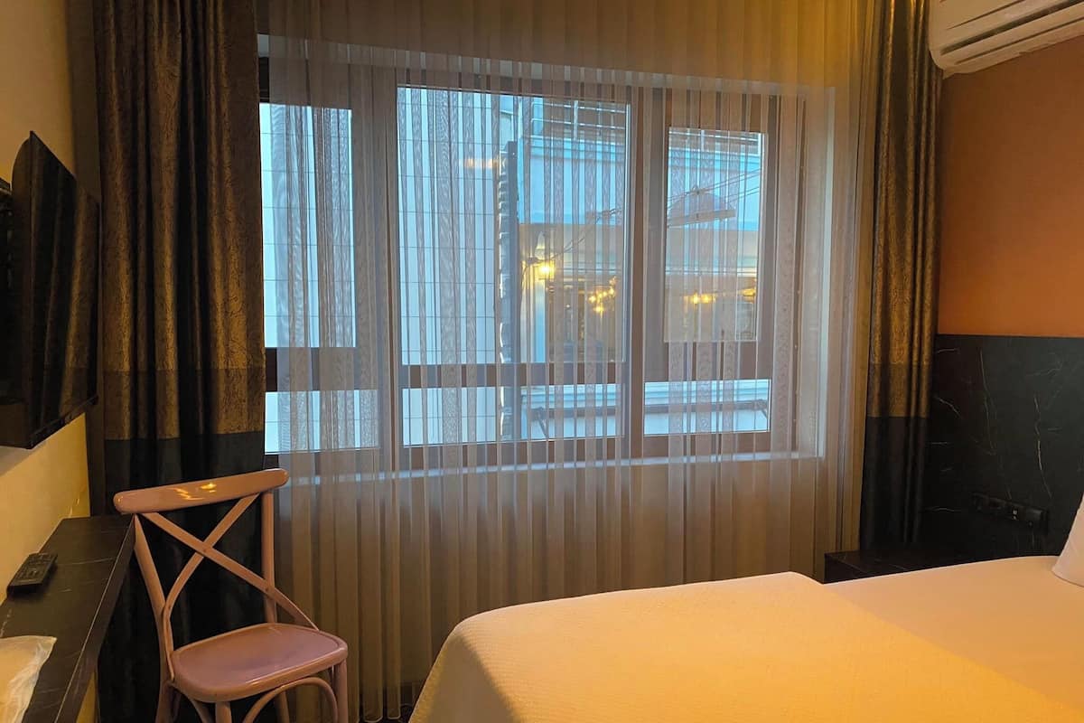 Classic Double Room | Soundproofing, free WiFi, bed sheets