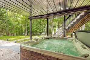 Outdoor spa tub - Relax, Play w/ Lake Days & Fire Pit Nights (Swanton)