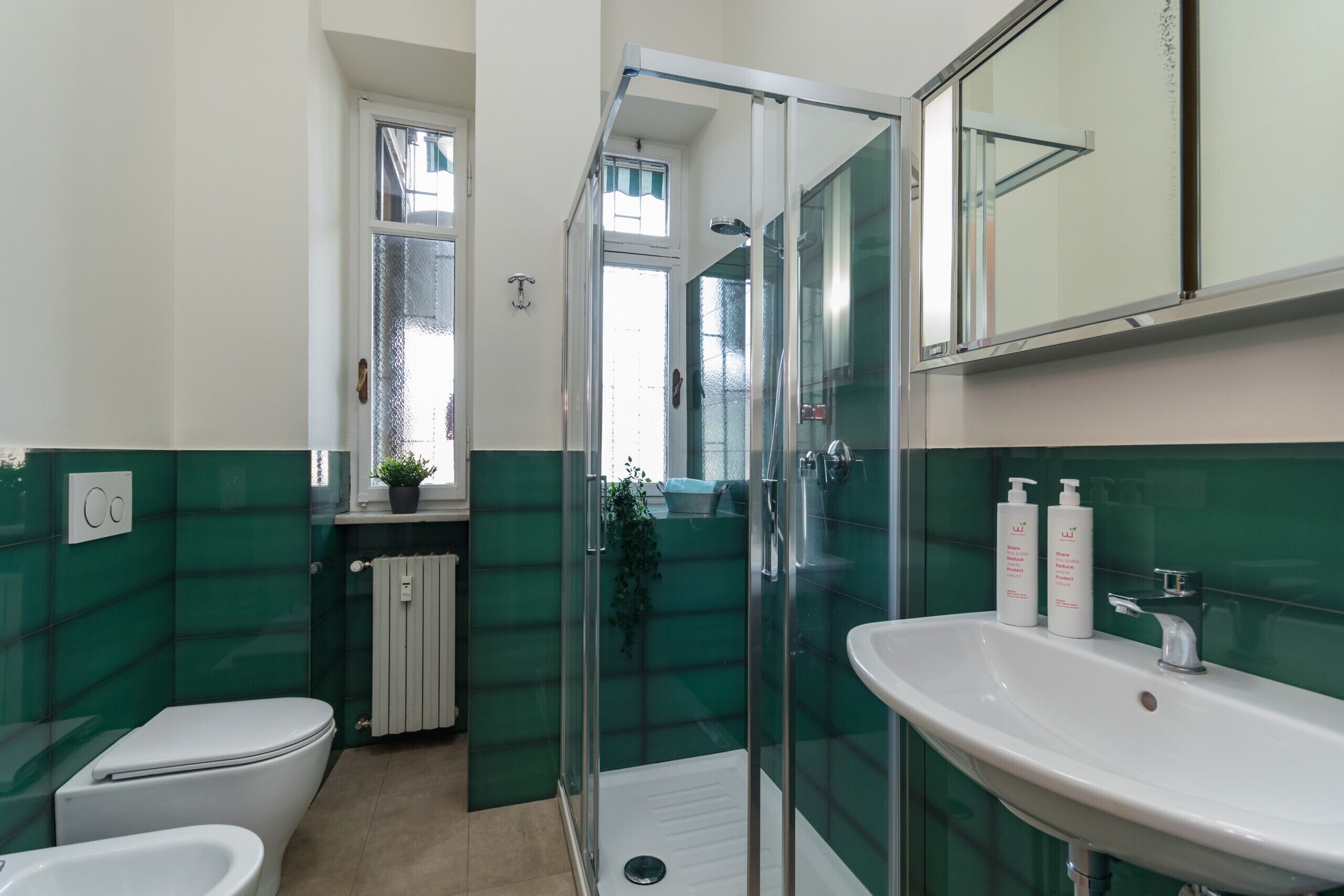 Badewanne, Haartrockner, Handtücher, Seife