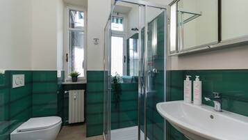 Badewanne, Haartrockner, Handtücher, Seife