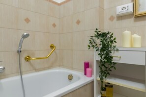 Bathtub, hair dryer, towels, soap - Elegante e raffinato in zona Crocetta by Wonderful Italy (Torino)