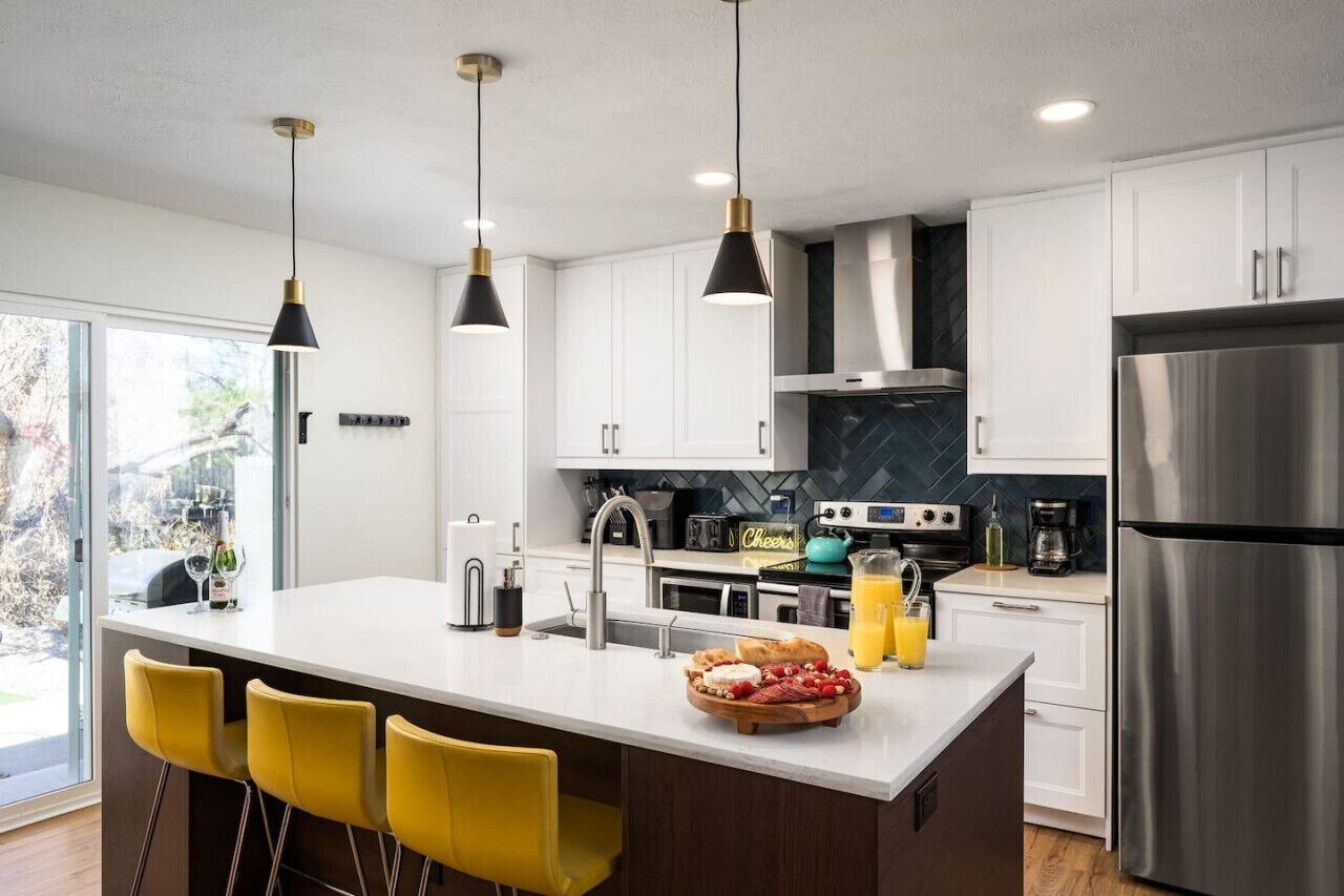 Een koelkast, een magnetron, een kookplaat, een vaatwasser