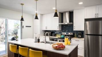 Een koelkast, een magnetron, een kookplaat, een vaatwasser