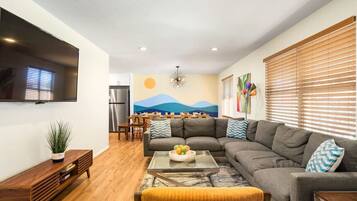 Fernseher, Kamin, Bücher