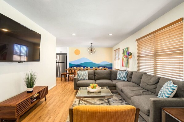 Téléviseur, foyer, livres