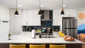 Kühlschrank, Mikrowelle, Herdplatte, Geschirrspüler