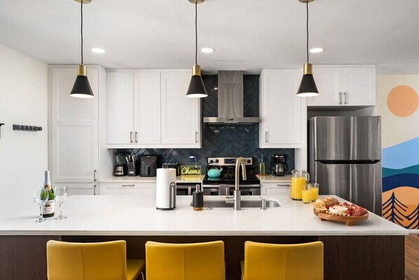 Fridge, microwave, stovetop, dishwasher