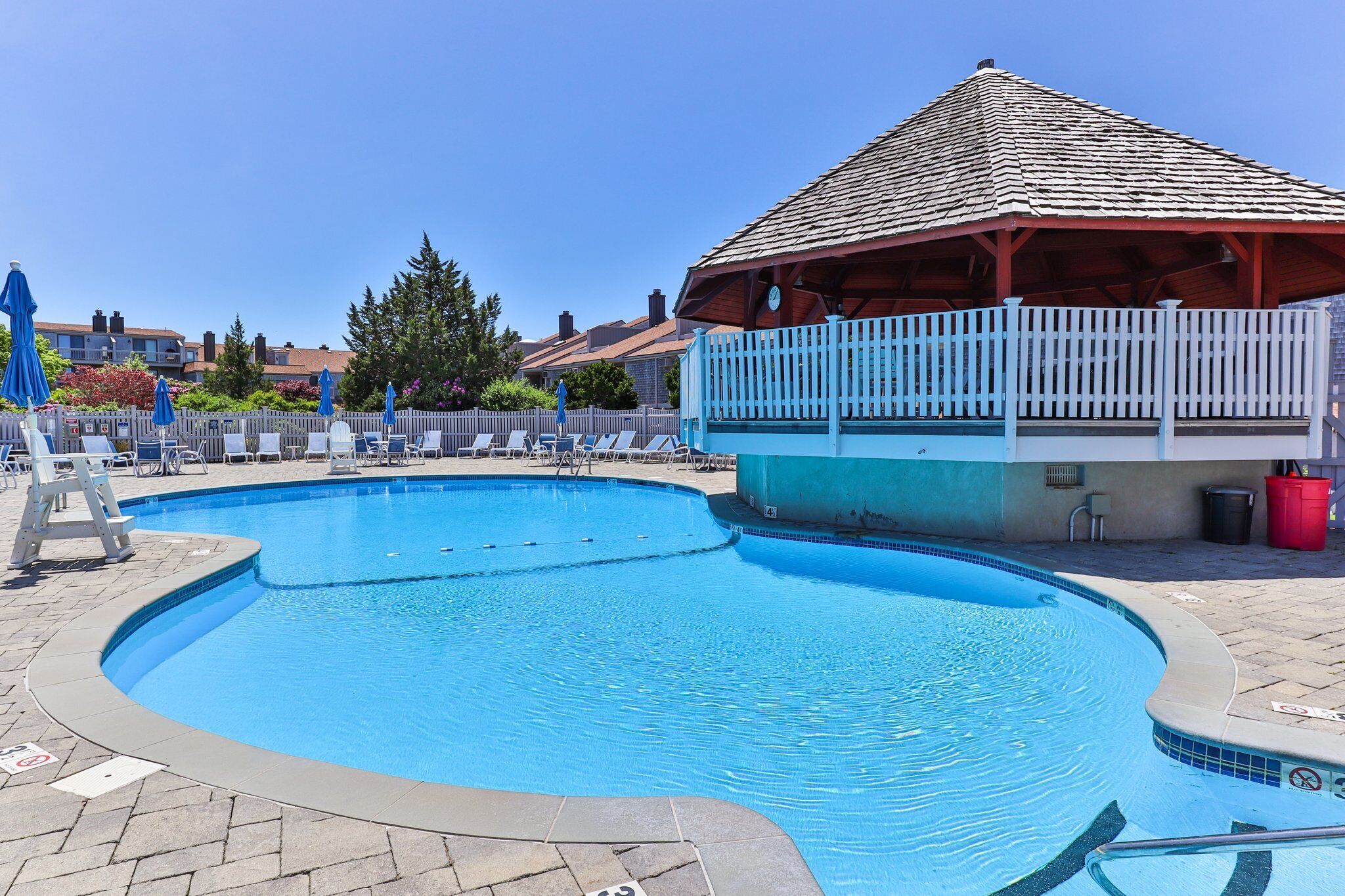 Poolside 2BD--Private Balcony, Association Beach & Pool