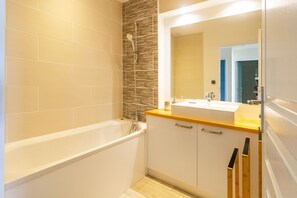 Badewanne, Haartrockner, Handtücher, Toilettenpapier