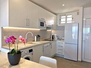 Frigorifero, microonde, piano cottura, lavastoviglie