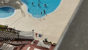 Piscina com várias pistas e área de deck ao redor.