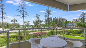 Outdoor dining - Kooringal Unit 4 Right on Greenmount beach walk to both Tweed Heads and Coolangatta Wi-Fi Inc. (Coolangatta)