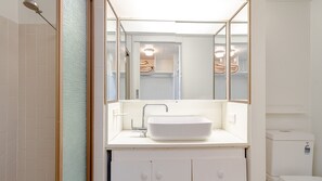 Combined shower/bathtub