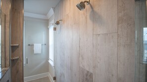 Bathtub, hair dryer, towels, soap - Blue Pelican 2 Beachfront Vacation Rental Home (Biloxi)
