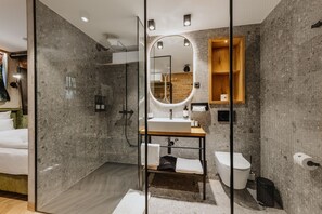 Basement - Economy Single Room | Baño | Ducha, cabezal de ducha tipo lluvia, secador de pelo y zapatillas