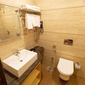 Executive Room | Bathroom | Shower, towels