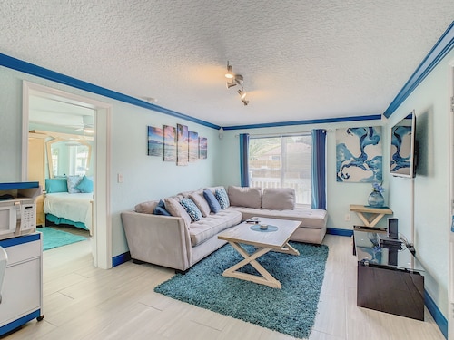 Pool, Jacuzzi, Cabana Oh My!! Welcome to Paradise