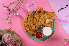 Habitación Deluxe doble, baño privado | Comida y bebida