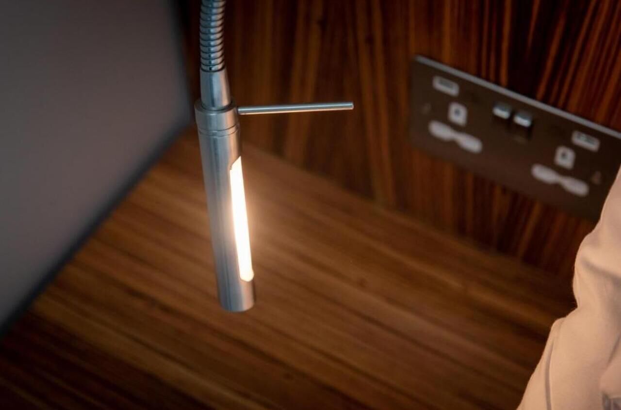 シングルルーム エンスイート | 高級寝具、セレクト コンフォート製ベッド、デスク、遮光カーテン