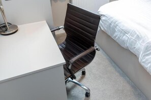 Kahden hengen superior-huone, kylpyhuone makuuhuoneen yhteydessä | Ylelliset vuodevaatteet, Select Comfort -patjalliset sängyt, työpöytä