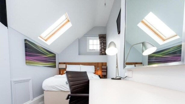 Single Room, Ensuite | Premium bedding, Select Comfort beds, desk, blackout drapes - Uno Hotel Heathrow Windsor (Slough)