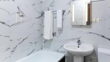 Habitación Deluxe doble, baño privado | Baño | Ducha, secador de pelo y toallas