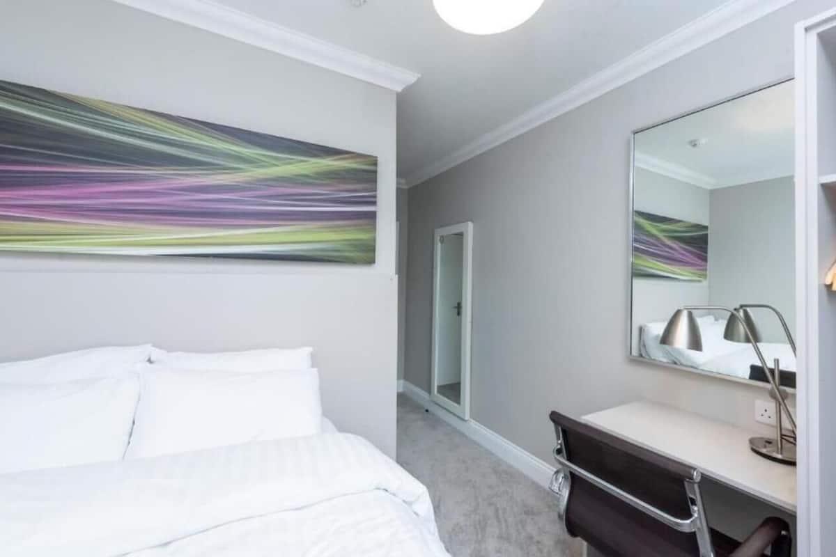 Superior Double Room, Ensuite | Premium bedding, Select Comfort beds, desk, blackout drapes