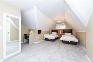 Premium bedding, Select Comfort beds, desk, blackout curtains - Uno Hotel Heathrow Windsor (Slough)