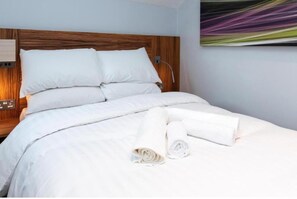 Premium bedding, Select Comfort beds, desk, blackout curtains - Uno Hotel Heathrow Windsor (Slough)