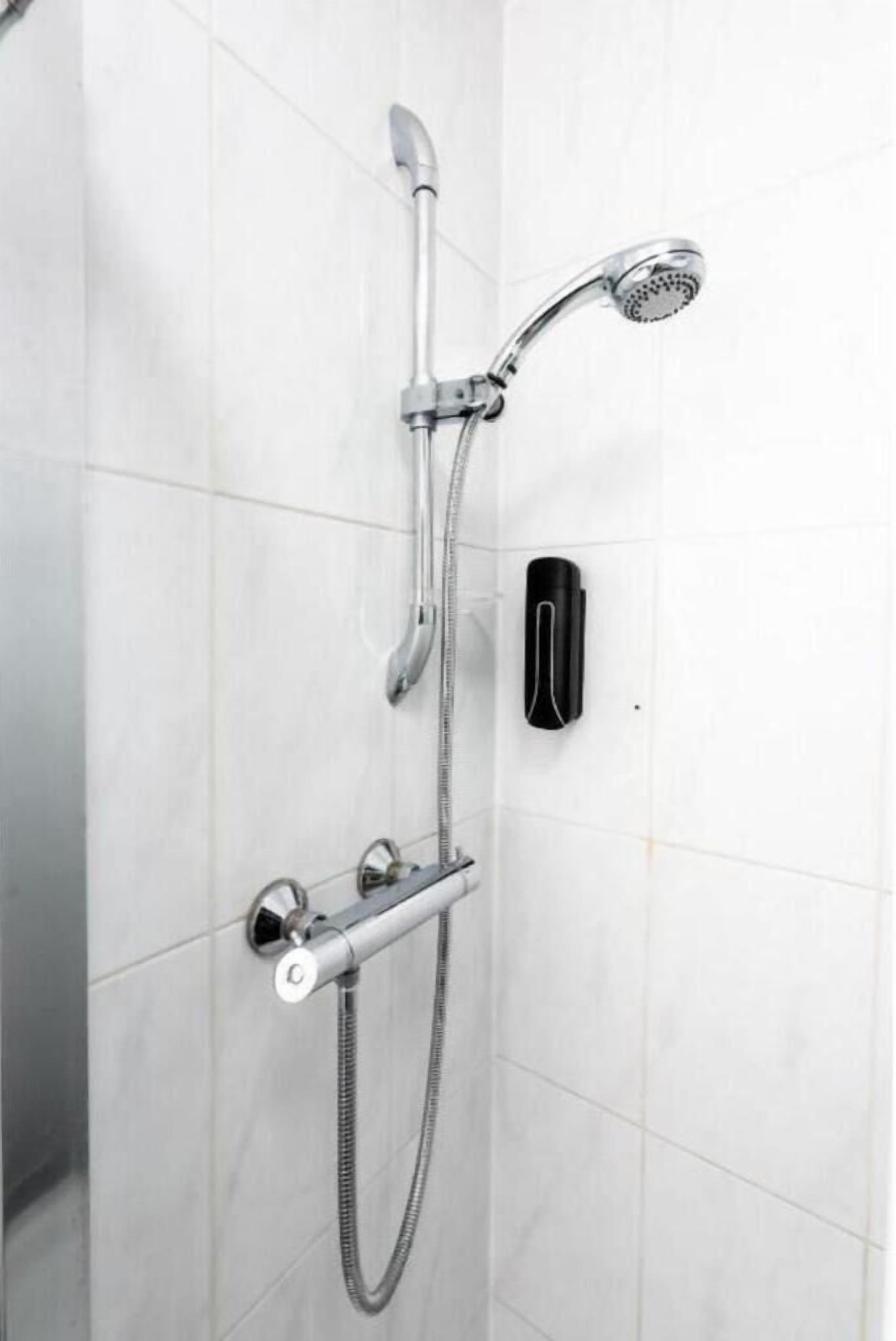 Superior tweepersoonskamer, en-suite badkamer | Badkamer | Een douche, een haardroger, handdoeken