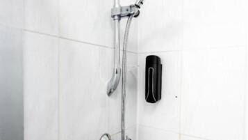 Superior tweepersoonskamer, en-suite badkamer | Badkamer | Een douche, een haardroger, handdoeken