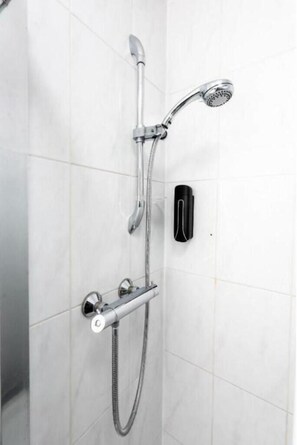 Doppia Superior, bagno in camera | Bagno | Doccia, asciugacapelli, asciugamani