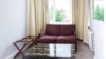 Habitación Deluxe doble, baño privado | Ropa de cama de alta calidad, colchones Select Comfort, escritorio