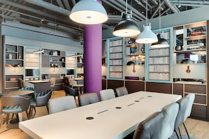 Bar-salon dans le hall