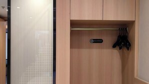A wooden wardrobe with a hanging rack and a sign. - Jinjiang Inn (Beijing Anzhenli) (Beijing)