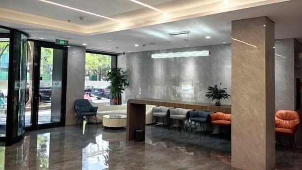 A modern lobby with a reception desk, seating area, and a glass entrance. - Jinjiang Inn (Beijing Anzhenli) (Beijing)