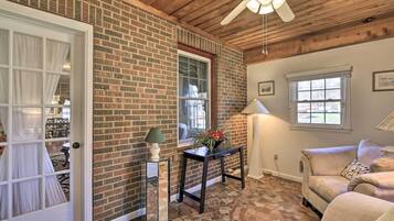 Tv, eldstad och böcker