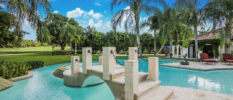 Piscine extérieure, chaises longues