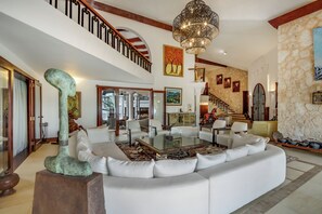 独特别墅 | 客厅 | 32-英寸纯平电视 （配备有线频道）、电视