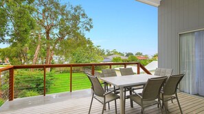 Outdoor dining - Sunburst - Brand New 3 Bedroom Holiday Home By The Beach (North Haven)