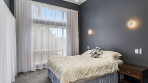3 bedrooms, iron/ironing board, Internet, bed sheets