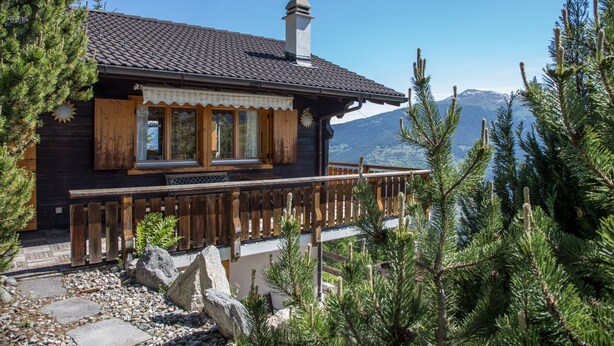 A wooden cabin with a balcony, surrounded by pine trees and a mountain view. - This stunning, bright and comfortable chalet can accommodate up to 8 people. Located on the Chemin d (Les Masses)
