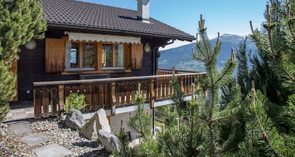This superb chalet, bright and comfortable, can accommodate up to 8 people. Located on the Chemin du