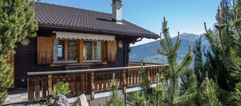 This superb chalet, bright and comfortable, can accommodate up to 8 people. Located on the Chemin du