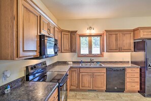 Fridge, microwave, stovetop, dishwasher - Quiet Newcastle Apartment w/ Step-Free Access (Newcastle)