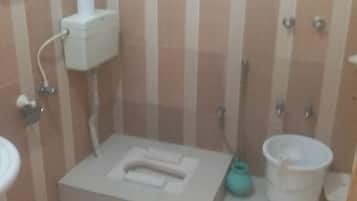 Chuveiro, produtos de toalete grátis, toalhas de banho