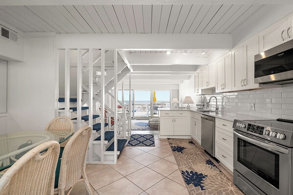 Refrigerador, microondas, horno y parrilla de estufa 